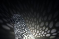 Voronoi Pes 2 – LED lampa - Bílá, 25cm