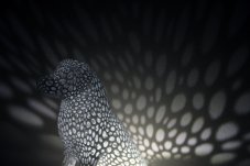 Voronoi Pes 2 – LED lampa - Bílá, 25cm